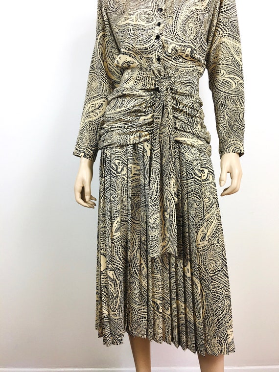 Vintage 1980s PAISLEY Print PLEATED SILK Tan & Bl… - image 5