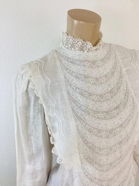 vintage linen white light coat swirl embroidery ,,, m/L ... ^^^ main image 1