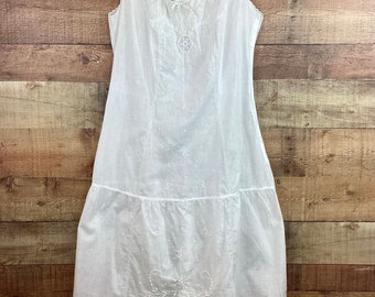 Vintage Antique 1900s EDWARDIAN / VICTORIAN White EMBROIDERED White Cotton Nightgown / Dress / Slip