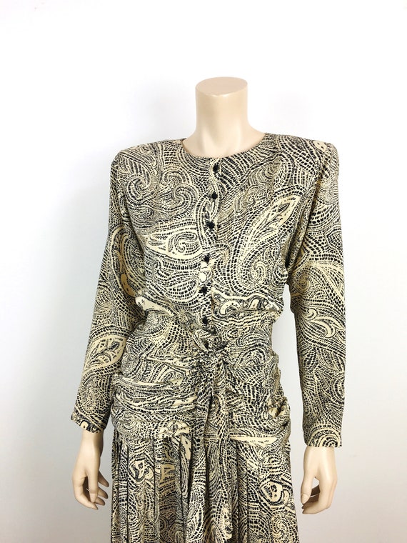 Vintage 1980s PAISLEY Print PLEATED SILK Tan & Bl… - image 3