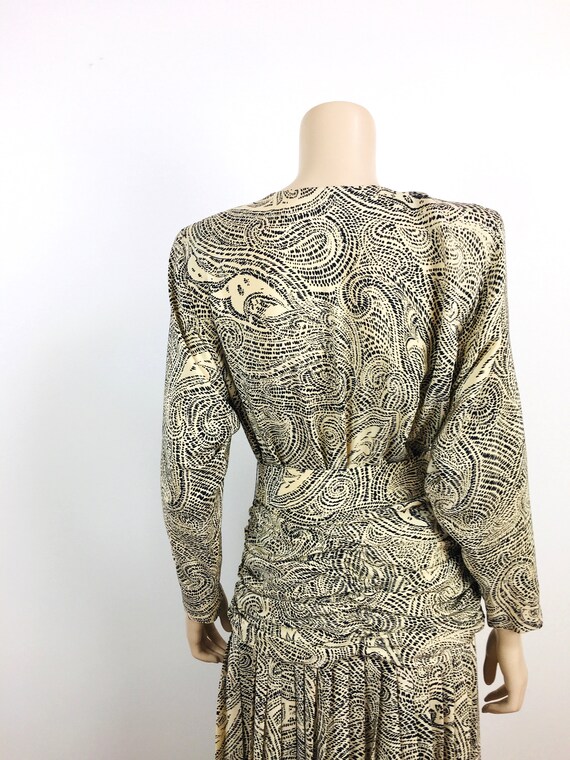 Vintage 1980s PAISLEY Print PLEATED SILK Tan & Bl… - image 9