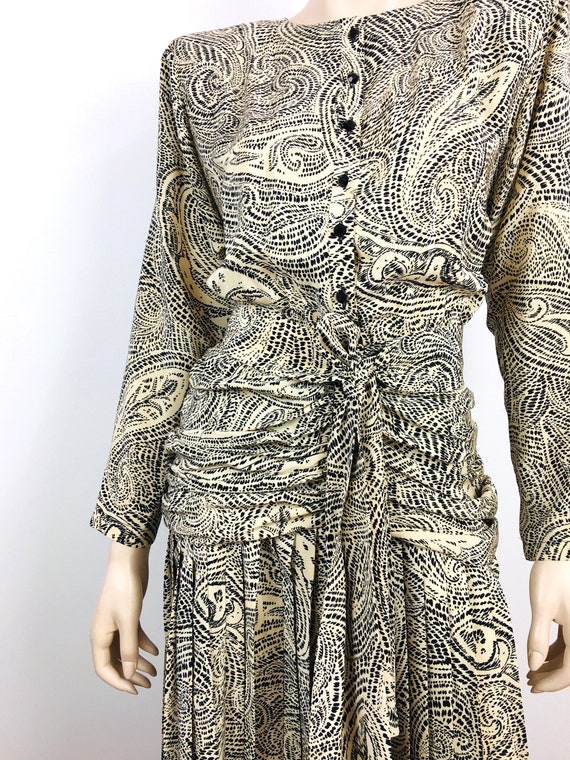 Vintage 1980s PAISLEY Print PLEATED SILK Tan & Bl… - image 4