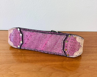 Cinturón vintage de piel de serpiente morada y rosa de los años 80 firmado por Cher