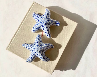 Blue & White Handpainted Starfish Salt Pepper Shakers, Fishnet Porcelain, Chinoiserie, Grand Millennial, Blue White Kitchen Dining Tableware