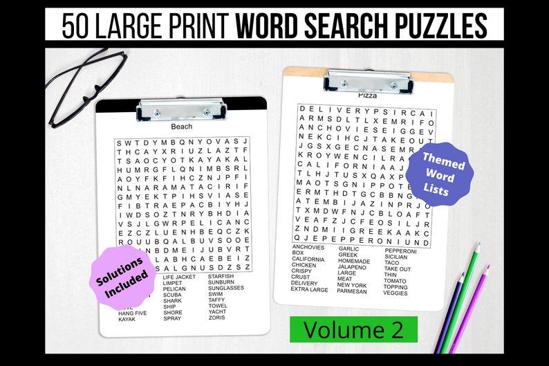 Pu&ograve; includere: Due clipboard con cruciverba. La clipboard superiore ha il titolo "Pizza" e la clipboard inferiore ha il titolo "Spiaggia". Entrambe le clipboard hanno un elenco di parole da trovare nel cruciverba. Il testo "Liste di parole a tema" &egrave; su un adesivo circolare viola sul lato destro dell'immagine. Il testo "Volume 2" &egrave; su un rettangolo verde nella parte inferiore dell'immagine.