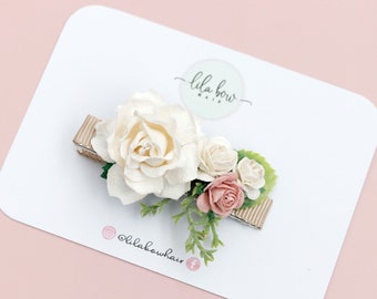 Haarclip met ivoorkleurige bloemen: blush bruiloftshaarstukje