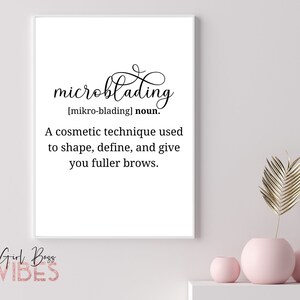 以下が含まれることがあります： マイクロブレードの定義が書かれた白黒の印刷可能な壁掛けアートプリント。テキストは「マイクロブレード [マイクロブレード] 名詞。形を整え、定義し、よりふっくらとした眉毛にするために使用される化粧技術。」です。