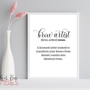 以下が含まれることがあります： 「brow artist [brou ardest] noun. A licensed artist trained to transform your brows from distant cousins into identical twins.」と黒文字で書かれた白い額縁入りプリントです。