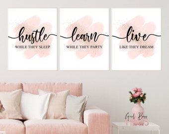 Peut inclure: Trois impressions aquarelle rose et blanche avec des accents de paillettes dorées. Les impressions présentent les mots "hustle while they sleep", "learn while they party", et "live like they dream".