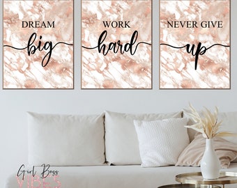 Peut inclure: Trois impressions encadrées avec un fond de marbre rose gold et du texte noir. Le texte sur les impressions est "Dream big", "Work hard", et "Never give up".