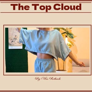 Op de afbeelding: Lichtblauwe crop top en short set. De top heeft korte mouwen en een ronde halslijn. De tekst "The Top Cloud" staat bovenaan de afbeelding, met "By Mrs Rotbach" onderaan.