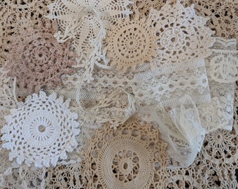 Puede incluir: Un surtido de tapetes y encajes de ganchillo hechos a mano en varios tonos blanquecinos y beige. La colección incluye tapetes circulares con patrones intrincados y delicadas cintas de encaje, mostrando una estética vintage.