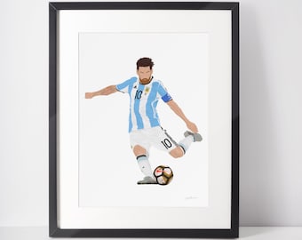 Puede incluir: Una impresión enmarcada de un jugador de fútbol con una camiseta a rayas azul claro y blanca pateando un balón de fútbol. El jugador lleva el número 10 en la parte delantera y trasera de la camiseta.