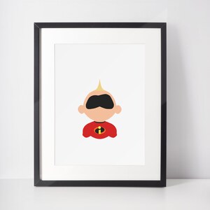 Può includere: Una stampa incorniciata nera di un personaggio dei cartoni animati con un vestito rosso e una maschera nera. Il personaggio ha i capelli biondi e una maschera nera per gli occhi. Il personaggio è un bambino.