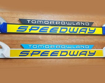 Réplique à l'échelle des panneaux inspirée du circuit automobile de Tomorrowland Speedway