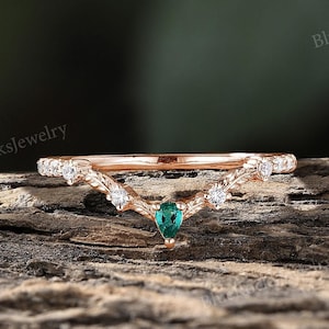 Vintage Emerald Curved Wedding Band,V-Shaped Wedding Ring,Nature-Inspired Rose Gold Ring,Leaf Design Moissanite Ring,Stackable Women&#39;s Ring