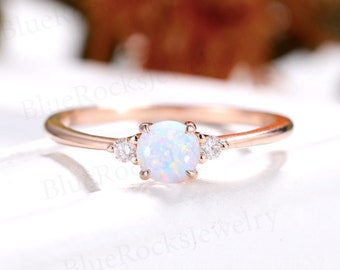 Zarter Opal-Verlobungsring, Art-Deco-Roségold-Ring, Vintage-Ring mit drei Steinen im Rundschliff, Diamant-Moissanit-Ehering, Jubiläumsring