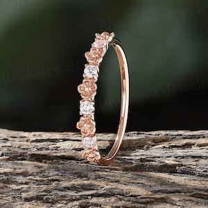 Può includere: Una delicata fascia in oro rosa con piccoli diamanti incastonati in un motivo floreale.