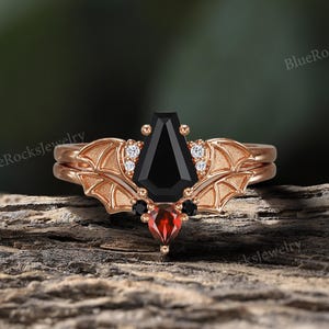 Gothic Bat Wing Black Onyx Ring Set,Rose Gold Garnet Alternative Engagement Ring,Victorian Wedding Band Set,Promise Ring Dark Bridal Jewelry