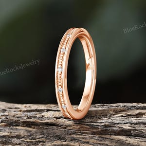Alliance vintage en moissanite, bague art déco en or rose millegrain, alliance empilable assortie faite à la main, cadeau d'anniversaire pour elle