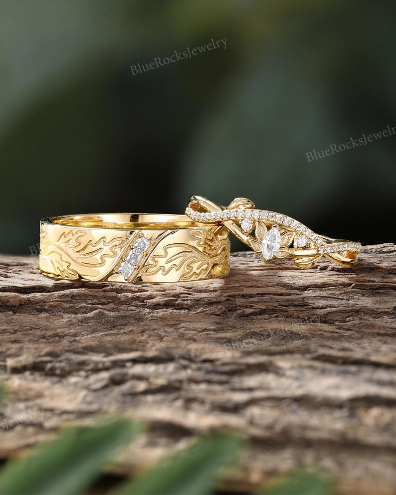 Pode incluir: Uma alian&ccedil;a de ouro com um padr&atilde;o de folhas gravado e tr&ecirc;s pequenos diamantes quadrados, combinada com um anel de ouro a condizer com um diamante central em corte marquise, diamantes redondos mais pequenos e um design de banda torcida.