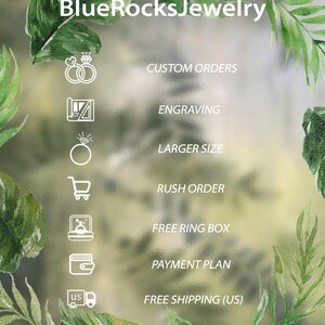 Pode incluir: Um gr&aacute;fico digital para BlueRocksJewelry com uma borda de folhas verdes e &iacute;cones de texto brancos para pedidos personalizados, grava&ccedil;&atilde;o, tamanhos maiores, pedidos urgentes, caixas de an&eacute;is, planos de pagamento e frete gr&aacute;tis em fundo fosco.