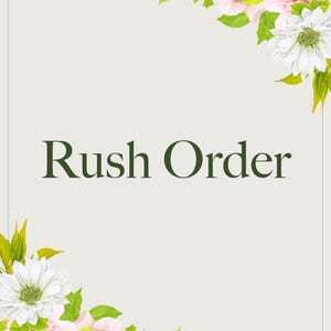 Puede incluir: Un letrero rectangular con fondo beige claro y borde verde oscuro. El texto Rush Order está impreso en verde oscuro en el centro. Las esquinas superior derecha e inferior izquierda están decoradas con margaritas blancas y rosas rosadas.