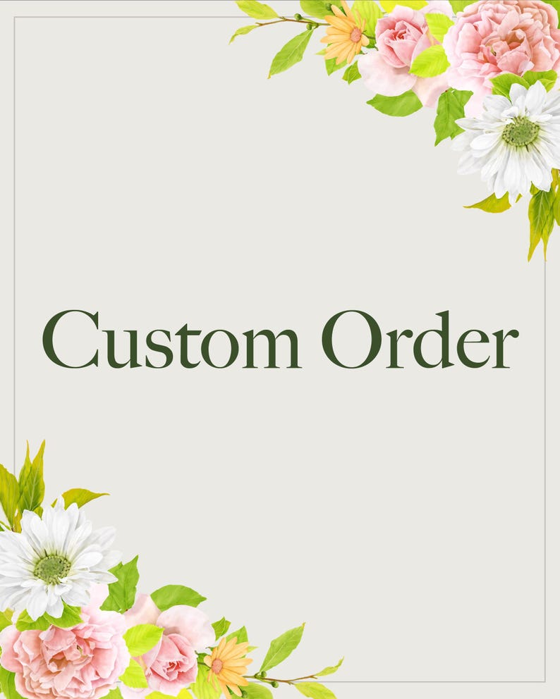 Puede incluir: Un letrero rectangular con fondo beige claro y un borde fino oscuro. El texto "Custom Order" est&aacute; impreso en verde oscuro en el centro. Las esquinas superior derecha e inferior izquierda est&aacute;n decoradas con rosas rosadas, margaritas blancas y hojas verdes.