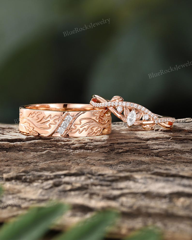 Pode incluir: Uma alian&ccedil;a de ouro rosa com um padr&atilde;o de folhas gravado e tr&ecirc;s pequenos diamantes quadrados, combinada com um anel de ouro rosa a condizer com um diamante central em talhe marquise, pedras redondas pequenas e uma banda torcida.