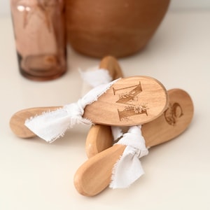 Brosse personnalisée pour nouveau né - initiale fleurie