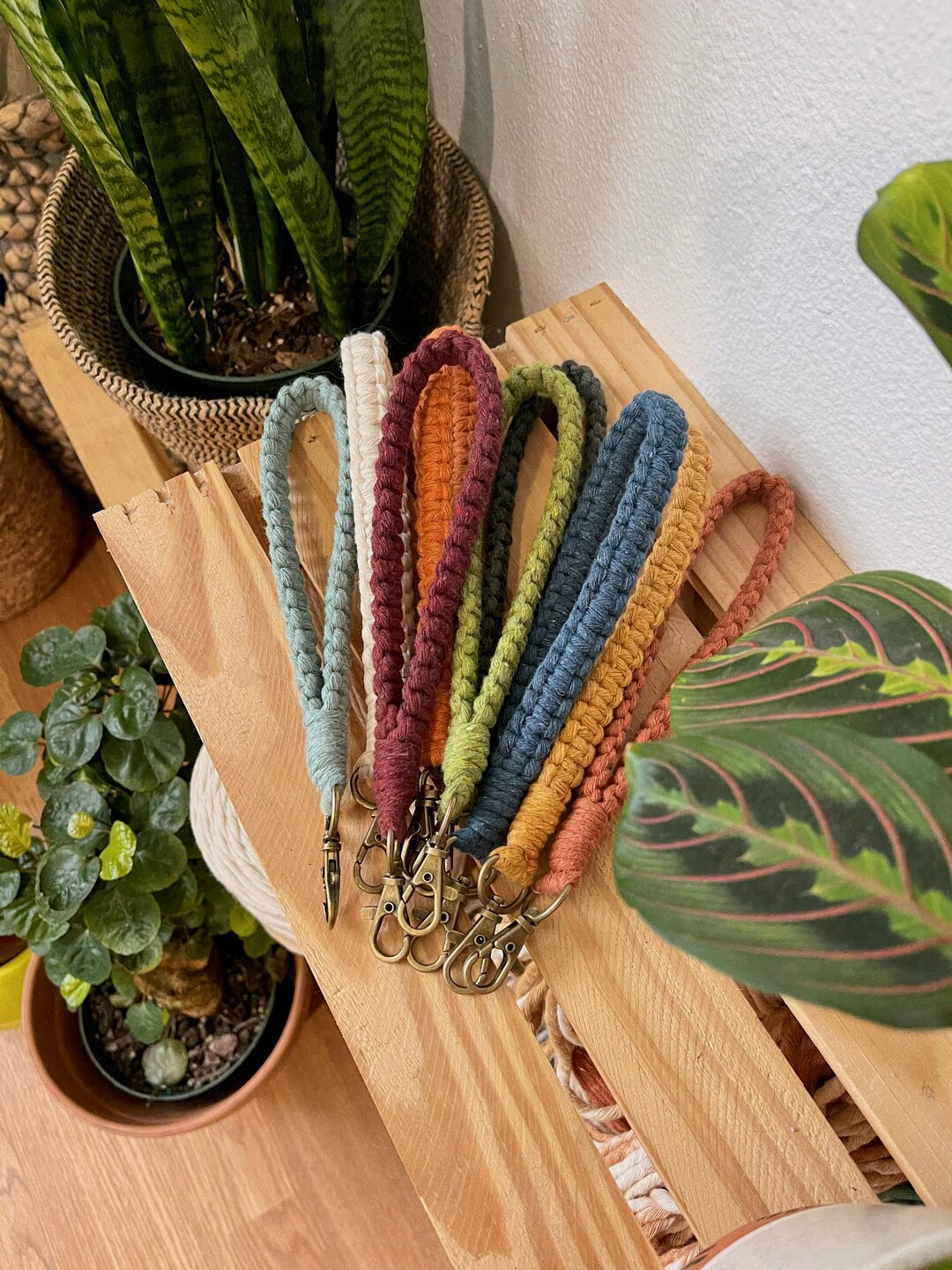 2 pezzi Boho macramè portachiavi braccialetto fatto a mano braccialetto portachiavi portachiavi titolare cordino da polso per le donne, 1_bianco e rosso, Medium