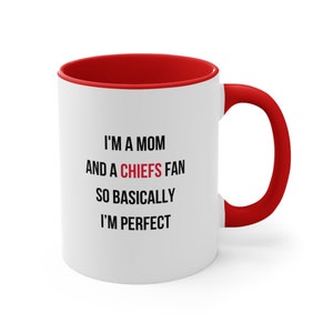 Peut inclure: Mug en céramique blanche avec intérieur et anse rouges. Le mug porte l'inscription "I'M A MOM AND A CHIEFS FAN SO BASICALLY I'M PERFECT" en noir et rouge. Un cadeau parfait pour un fan des Chiefs.