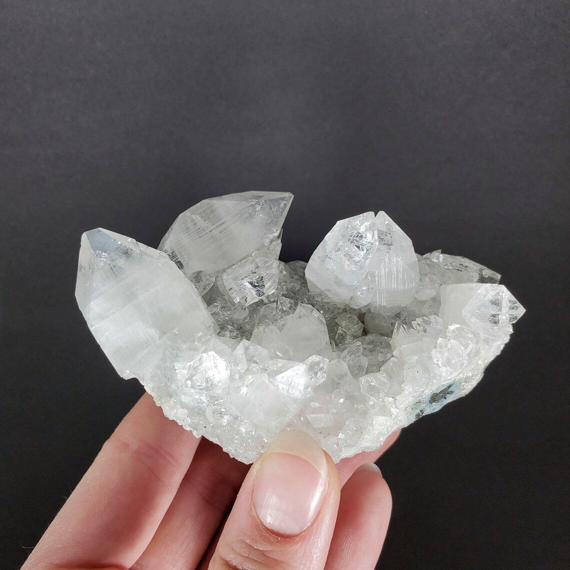 Cristales de apofilita limpios crujientes y claros y ...