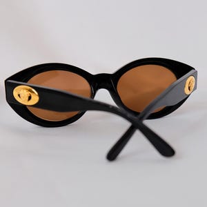 Ultra-rare 1990s vintage Versace MOD. 480 vintage sunglasses in deadstock mint condition – featuring luxurious coral-effect frames, Swarovski crystal embellishments, and iconic gold Medusa logos on both temples, complete with original Versace case, cloth, and authentication card.