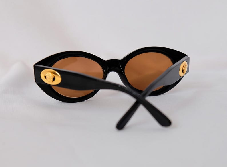 Ultra-rare 1990s vintage Versace MOD. 480 vintage sunglasses in deadstock mint condition – featuring luxurious coral-effect frames, Swarovski crystal embellishments, and iconic gold Medusa logos on both temples, complete with original Versace case, cloth, and authentication card.