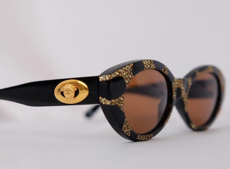Ultra-rare 1990s vintage Versace MOD. 480 vintage sunglasses in deadstock mint condition – featuring luxurious coral-effect frames, Swarovski crystal embellishments, and iconic gold Medusa logos on both temples, complete with original Versace case, cloth, and authentication card.