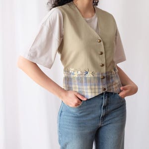 Vintage 1990s Womens Embroidered Viscose Cute Floral Beige Vest