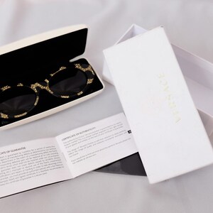 Ultra-rare 1990s vintage Versace MOD. 480 vintage sunglasses in deadstock mint condition – featuring luxurious coral-effect frames, Swarovski crystal embellishments, and iconic gold Medusa logos on both temples, complete with original Versace case, cloth, and authentication card.