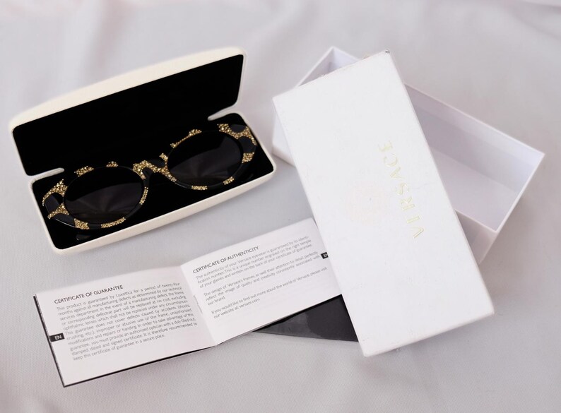 Ultra-rare 1990s vintage Versace MOD. 480 vintage sunglasses in deadstock mint condition – featuring luxurious coral-effect frames, Swarovski crystal embellishments, and iconic gold Medusa logos on both temples, complete with original Versace case, cloth, and authentication card.