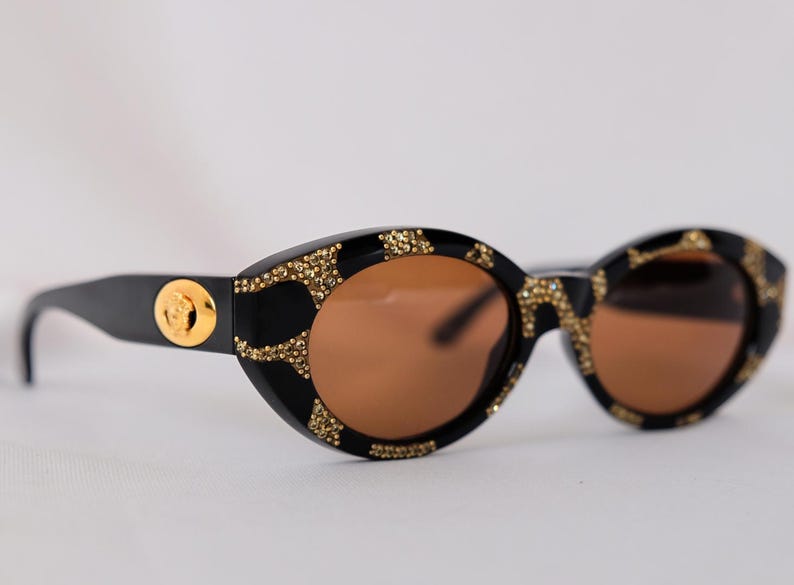Ultra-rare 1990s vintage Versace MOD. 480 vintage sunglasses in deadstock mint condition – featuring luxurious coral-effect frames, Swarovski crystal embellishments, and iconic gold Medusa logos on both temples, complete with original Versace case, cloth, and authentication card.