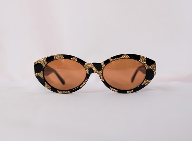 Ultra-rare 1990s vintage Versace MOD. 480 vintage sunglasses in deadstock mint condition – featuring luxurious coral-effect frames, Swarovski crystal embellishments, and iconic gold Medusa logos on both temples, complete with original Versace case, cloth, and authentication card.