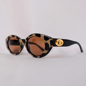 Ultra-rare 1990s vintage Versace MOD. 480 vintage sunglasses in deadstock mint condition – featuring luxurious coral-effect frames, Swarovski crystal embellishments, and iconic gold Medusa logos on both temples, complete with original Versace case, cloth, and authentication card.