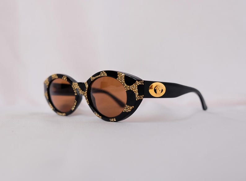 Ultra-rare 1990s vintage Versace MOD. 480 vintage sunglasses in deadstock mint condition – featuring luxurious coral-effect frames, Swarovski crystal embellishments, and iconic gold Medusa logos on both temples, complete with original Versace case, cloth, and authentication card.