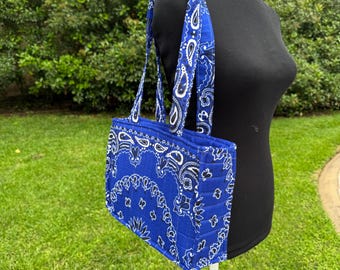 Bolso tote acolchado azul con estampado de pañuelo – Bolso de hombro de viaje veraniego y original