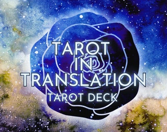 Peut inclure: Une peinture à l'aquarelle d'une rose bleue sur un fond étoilé. La rose a un contour blanc et le texte "Tarot in Translation Tarot Deck" est écrit à l'intérieur de la rose.