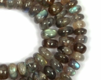 Puede incluir: Hebras de cuentas de piedras preciosas de labradorita. Las cuentas de forma ovalada varían en color de marrón a gris, con destellos azules y verdes. Las cuentas están ensartadas, para un collar o pulsera.