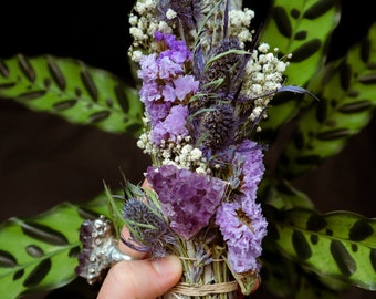 以下が含まれることがあります： 白いセージのスマッジスティックは、乾燥ラベンダー、紫の花、大きなアメジストの結晶で束ねられています。
