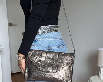 Bolso de mano vintage de los años 80 y 90 de Z.K., de piel metalizada plateada repujada.