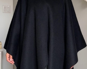 1970s Vintage Handcrafted Alpaca Wool Poncho – Black Folk Art Manta Cape – Tagless Artisanal Outerwear – One Size