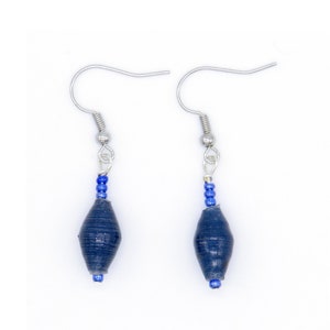 Boucles d'oreilles en perles bleues faites main - Bijoux en papier recyclé pour femme - Pièce tendance respectueuse de l'environnement - Pendants d'oreilles éclatants